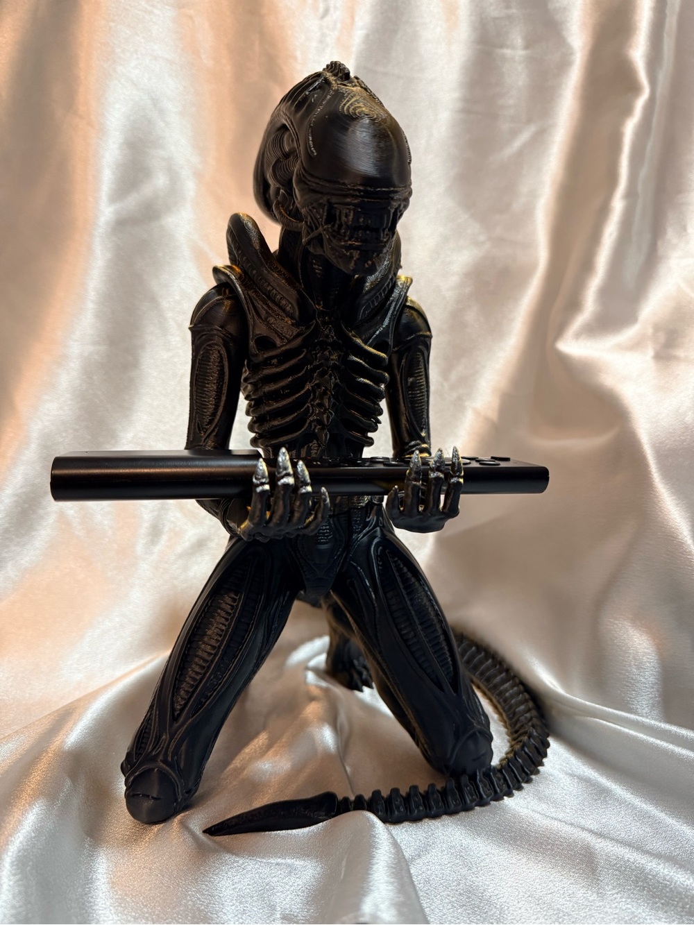 3D Printed Xenomorph Alien Controller Holder Desk Display Silk Black Gold